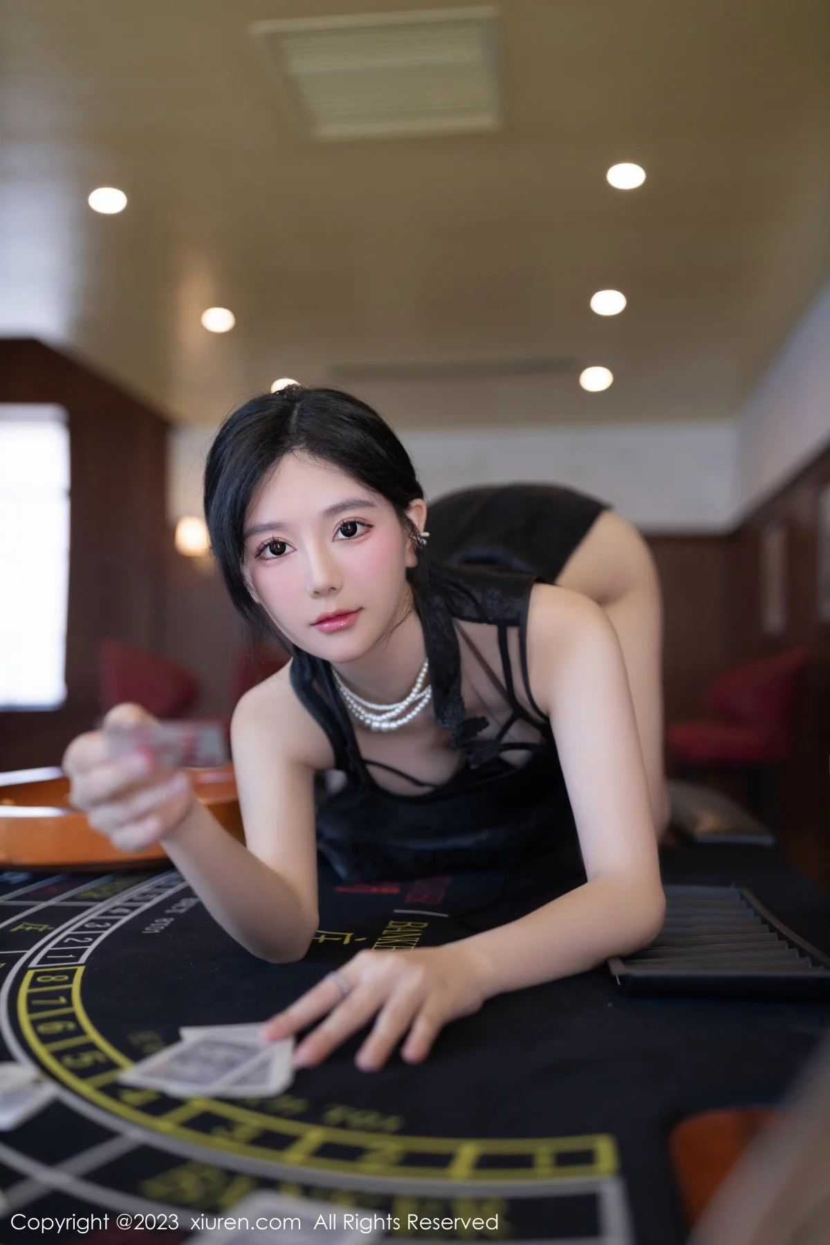 XiuRen第7753期_模特幼幼荷官扮演性感黑色旗袍露蕾丝内衣配超薄黑丝诱惑写真80P