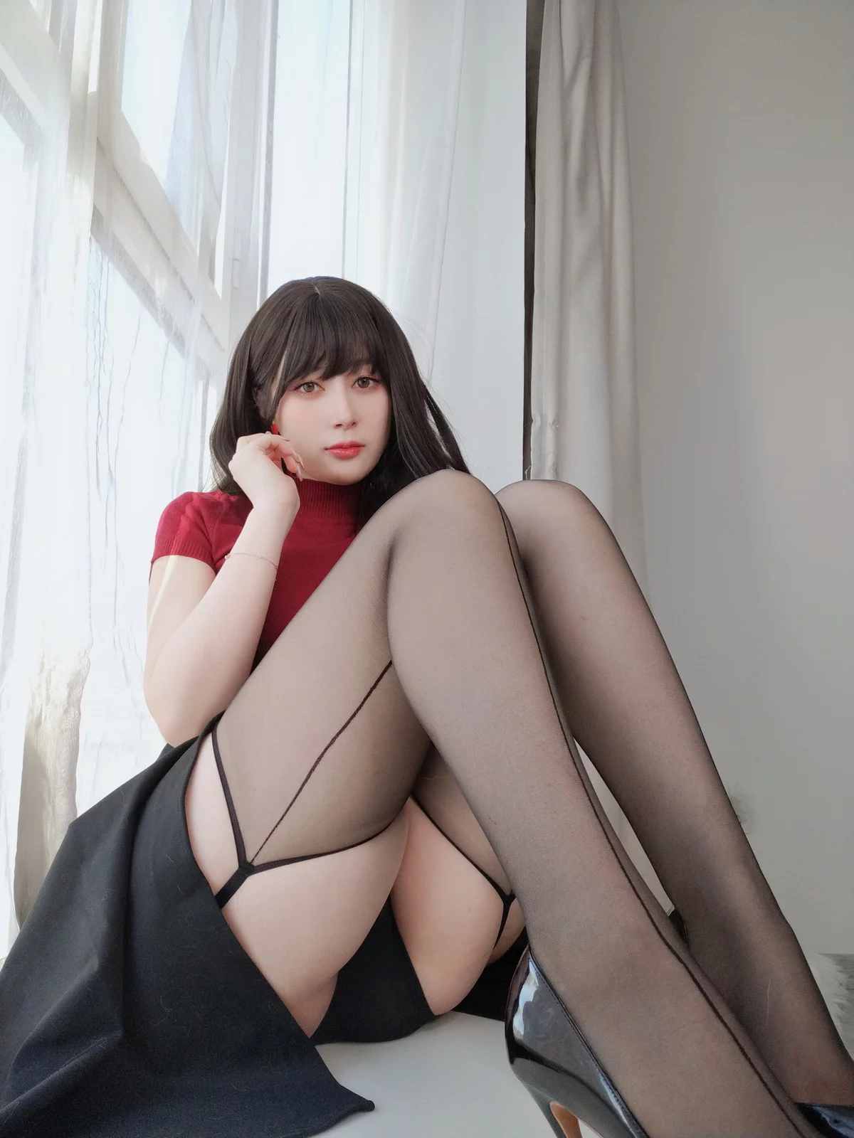 Coser小姐姐白银穿着吊带的姐姐主题私房半脱露蕾丝内衣配黑丝吊袜诱惑写真87P