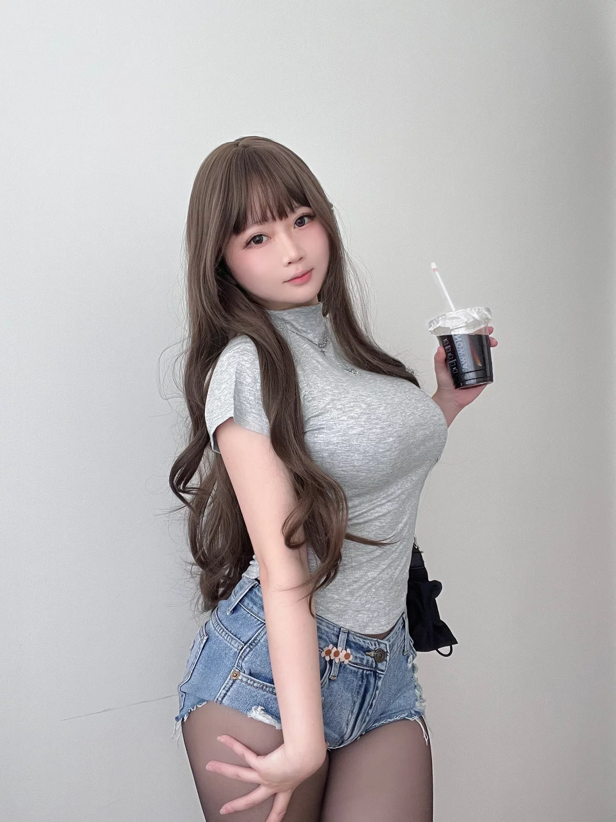 蜜桃少女是依酱呀学姐的背影主题性感灰色短T配牛仔短裤露超薄黑丝丰满诱惑写真38P