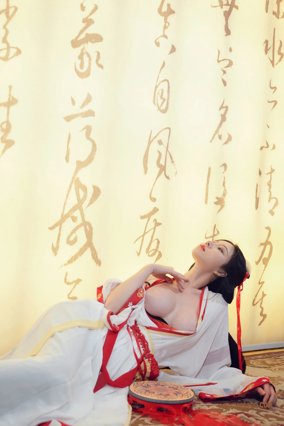 网络美女年年Nnian如梦令主题性感古典汉服长衫半脱露豪乳遮点极致诱惑写真32P