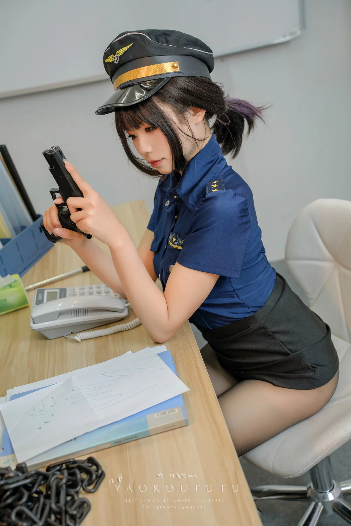 颜值博主咬一口兔娘乌龙女警主题性感制服露黑色内衣配超薄黑丝秀惹火身材诱惑写真72P