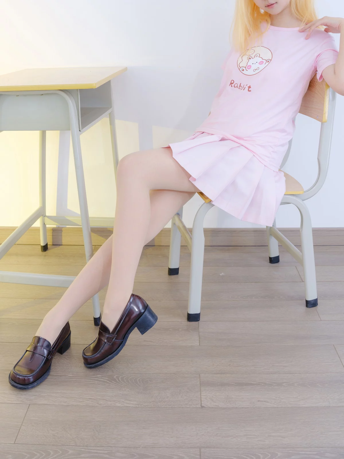 萝莉写真机构森萝财团露露子主题私房性感粉色JK制服配超薄肉丝秀美腿诱惑写真100P