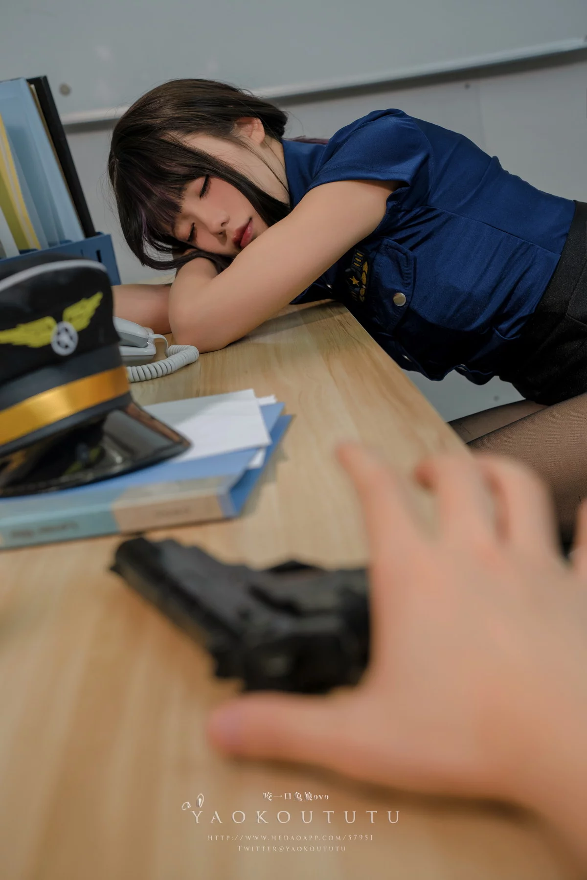 颜值博主咬一口兔娘乌龙女警主题性感制服露黑色内衣配超薄黑丝秀惹火身材诱惑写真72P