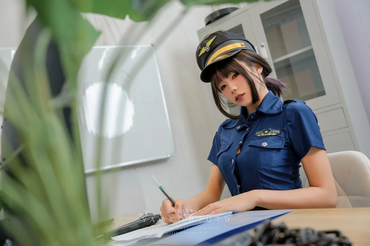 颜值博主咬一口兔娘乌龙女警主题性感制服露黑色内衣配超薄黑丝秀惹火身材诱惑写真72P