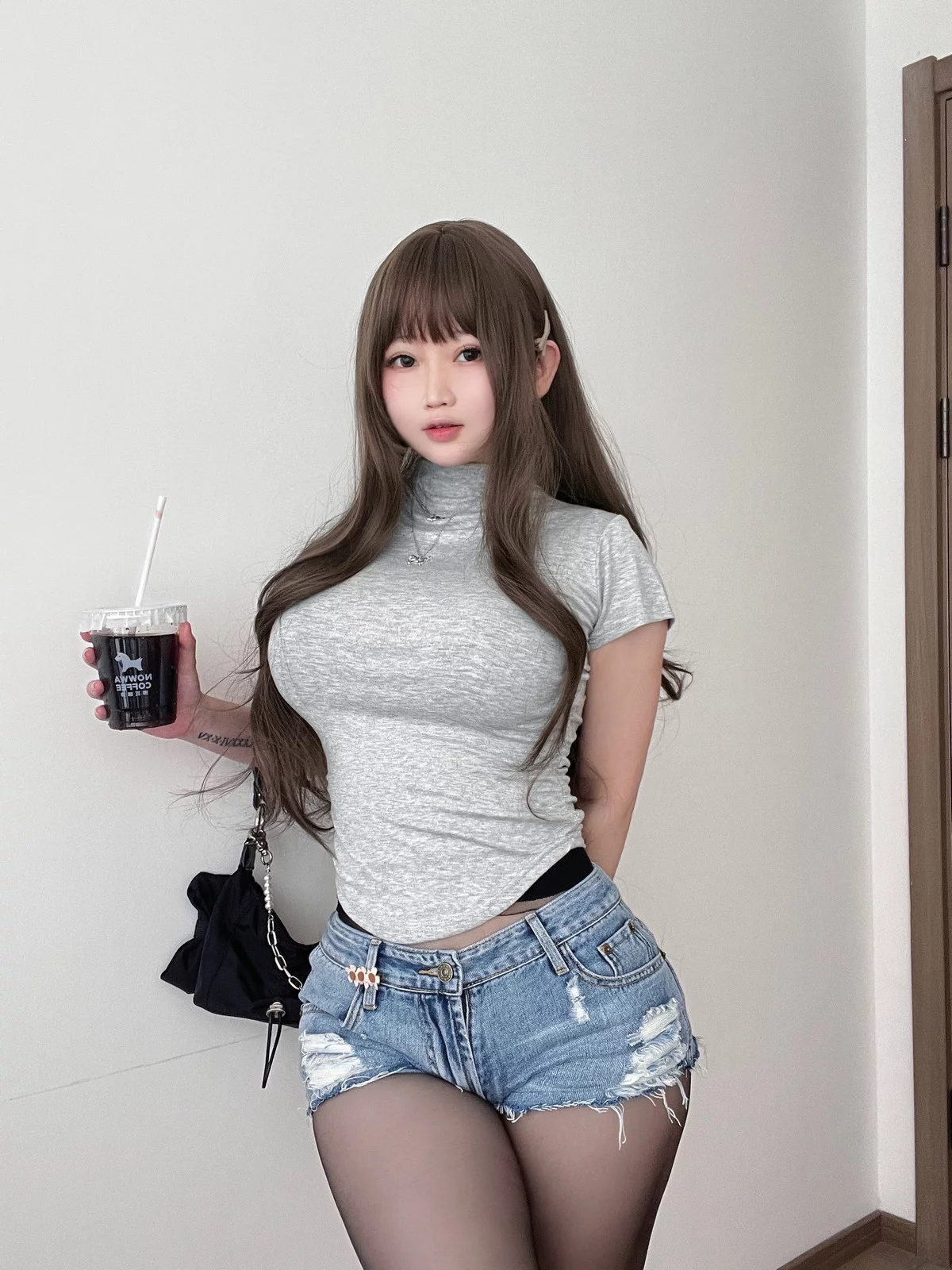 蜜桃少女是依酱呀学姐的背影主题性感灰色短T配牛仔短裤露超薄黑丝丰满诱惑写真38P