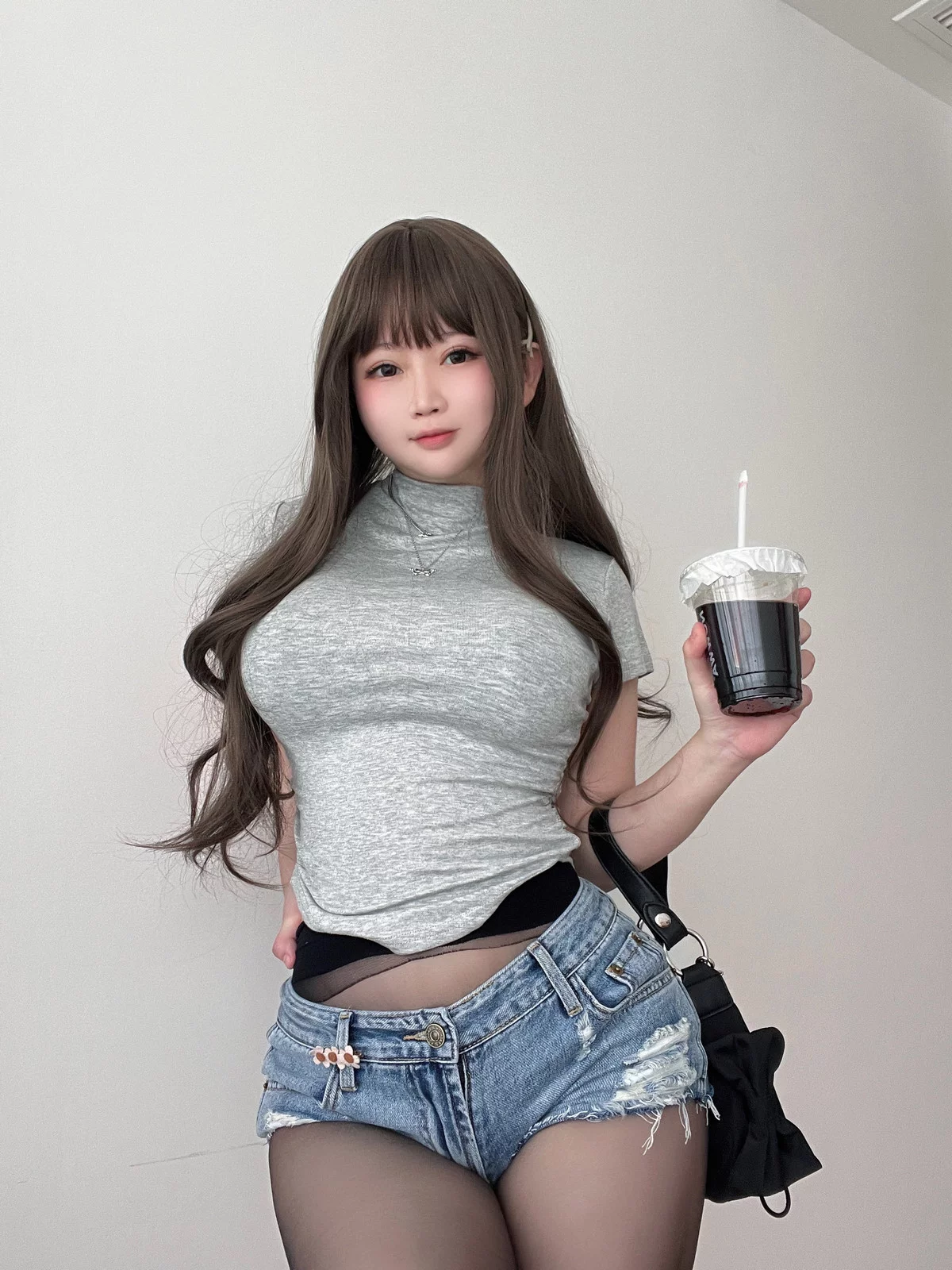 蜜桃少女是依酱呀学姐的背影主题性感灰色短T配牛仔短裤露超薄黑丝丰满诱惑写真38P
