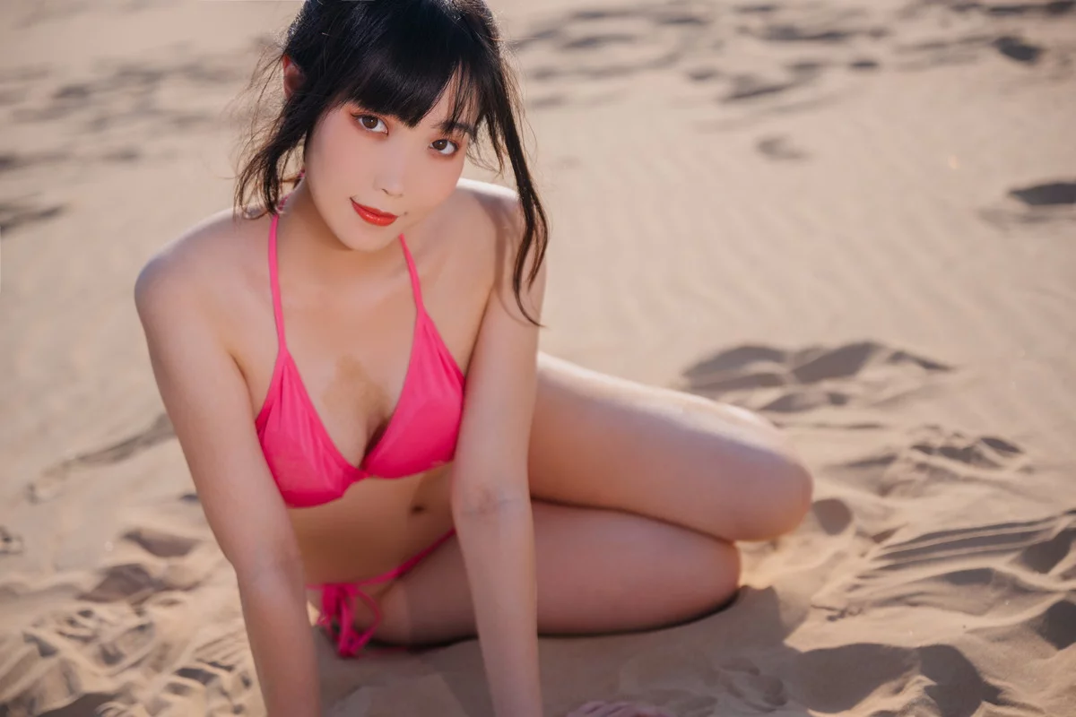 网络美女汪知子粉色比基尼主题户外沙滩性感粉色比基尼秀完美身材迷人诱惑写真30P