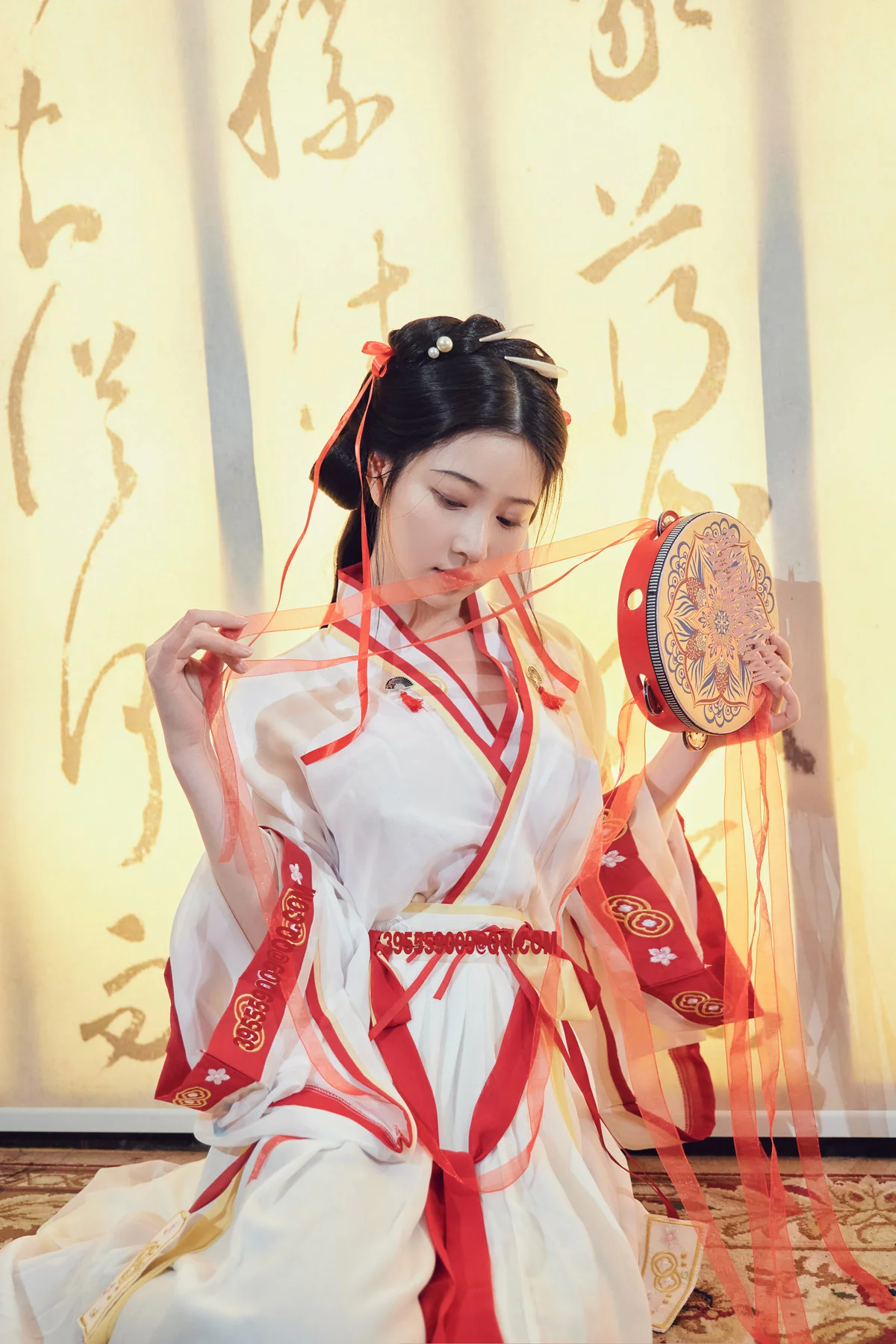 网络美女年年Nnian如梦令主题性感古典汉服长衫半脱露豪乳遮点极致诱惑写真32P