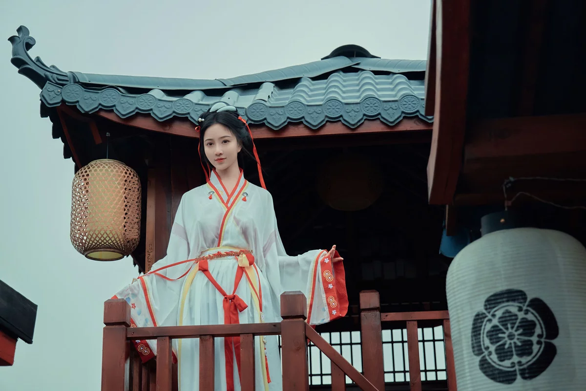 网络美女年年Nnian如梦令主题性感古典汉服长衫半脱露豪乳遮点极致诱惑写真32P