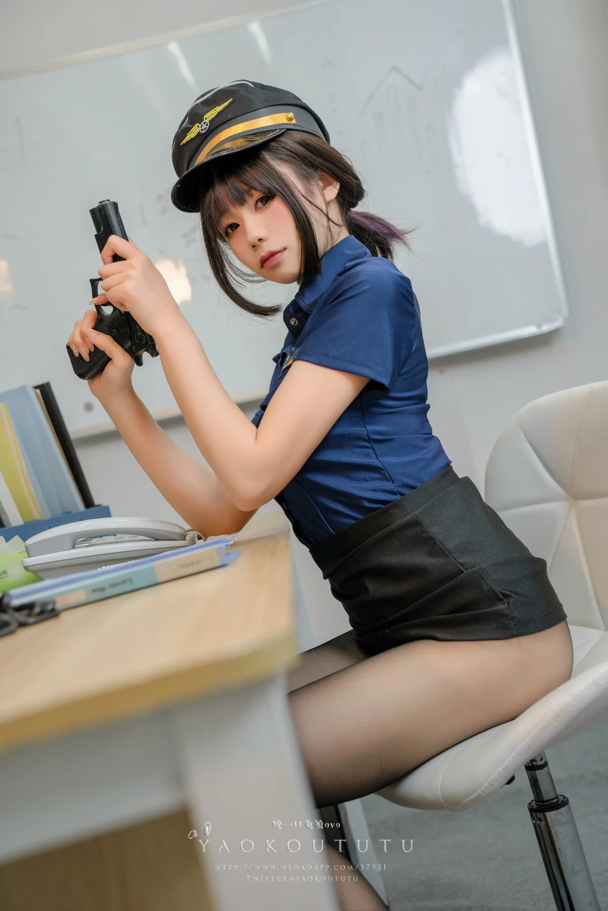 颜值博主咬一口兔娘乌龙女警主题性感制服露黑色内衣配超薄黑丝秀惹火身材诱惑写真72P