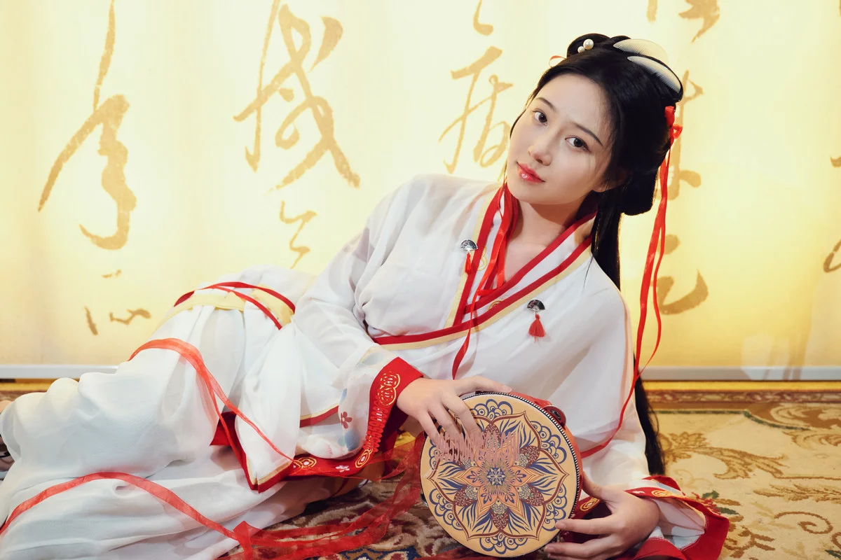 网络美女年年Nnian如梦令主题性感古典汉服长衫半脱露豪乳遮点极致诱惑写真32P