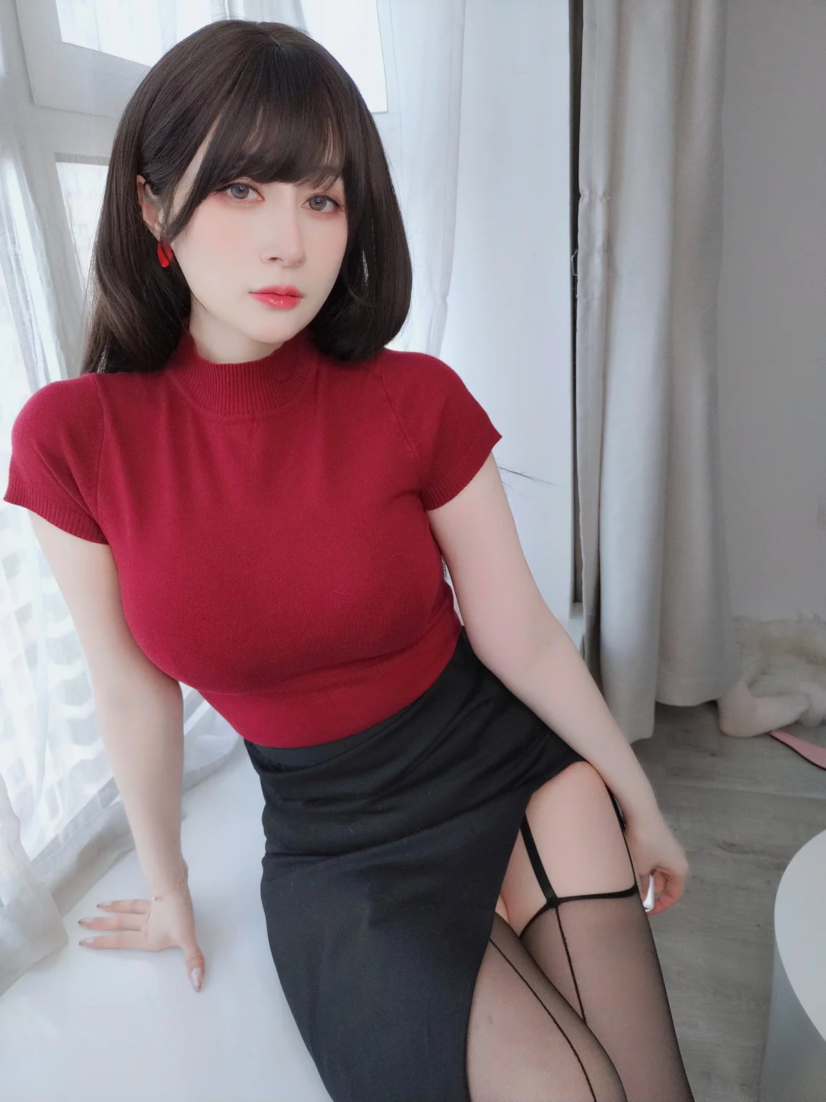 Coser小姐姐白银穿着吊带的姐姐主题私房半脱露蕾丝内衣配黑丝吊袜诱惑写真87P