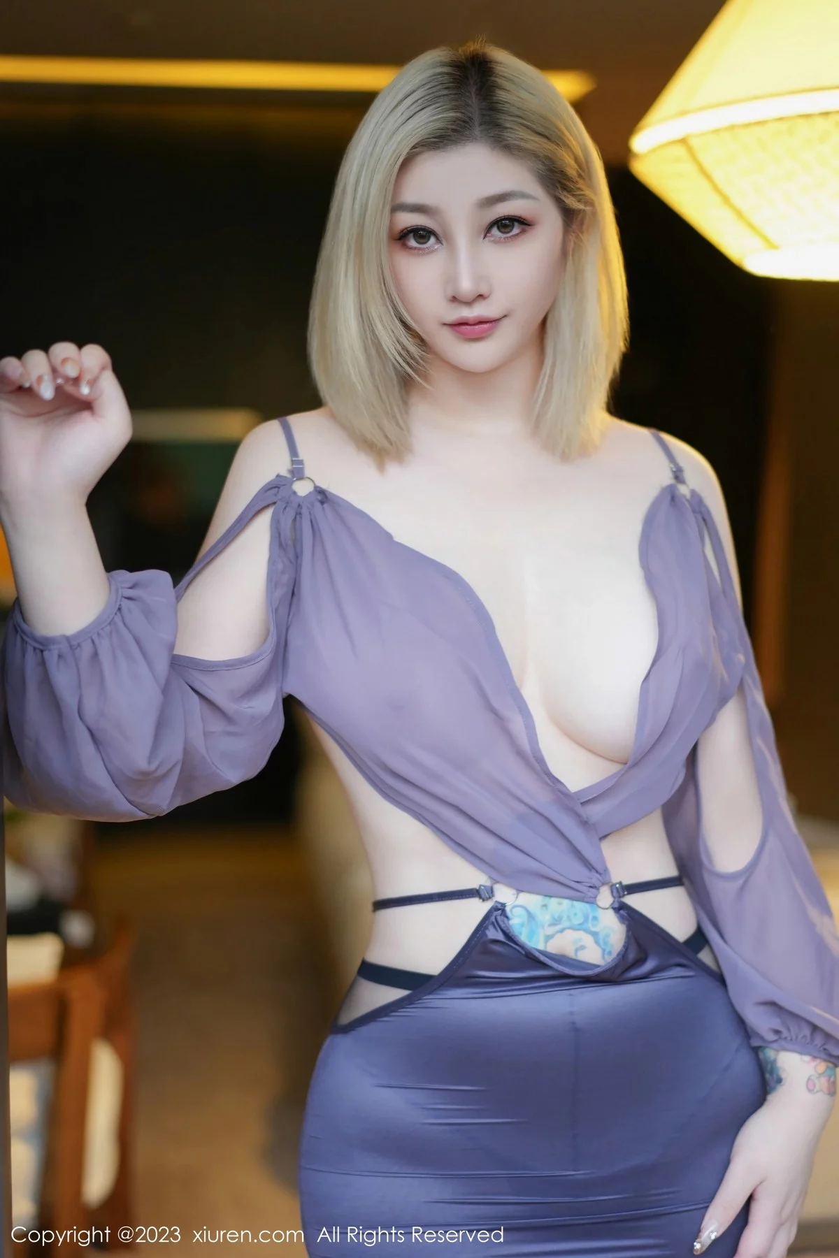 XiuRen第7749期_女神妲己_Toxic性感紫色连衣短裙配魅惑黑丝秀雪峰美臀诱惑写真70P