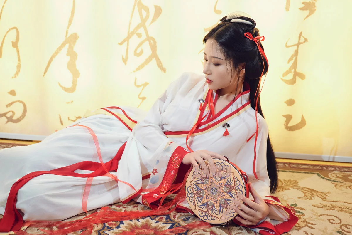 网络美女年年Nnian如梦令主题性感古典汉服长衫半脱露豪乳遮点极致诱惑写真32P