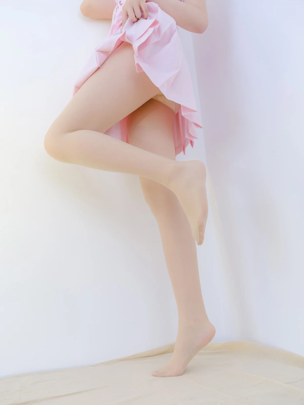 萝莉写真机构森萝财团露露子主题私房性感粉色JK制服配超薄肉丝秀美腿诱惑写真100P