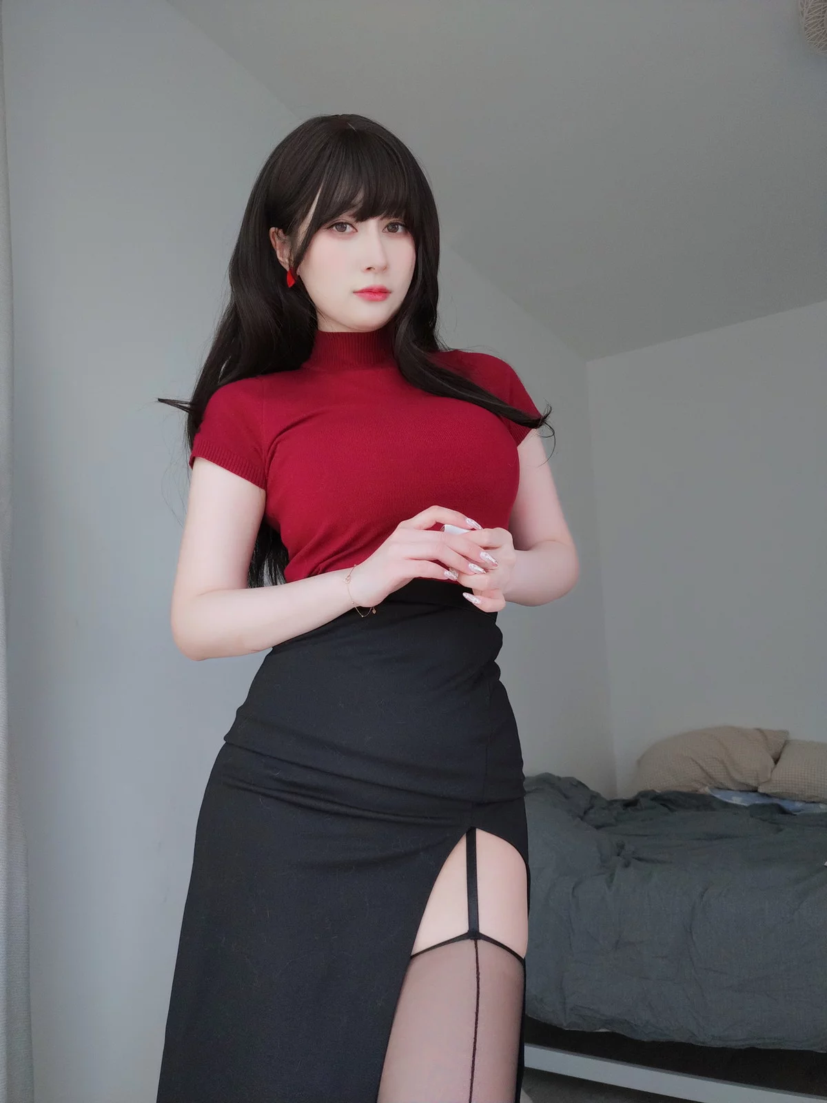 Coser小姐姐白银穿着吊带的姐姐主题私房半脱露蕾丝内衣配黑丝吊袜诱惑写真87P