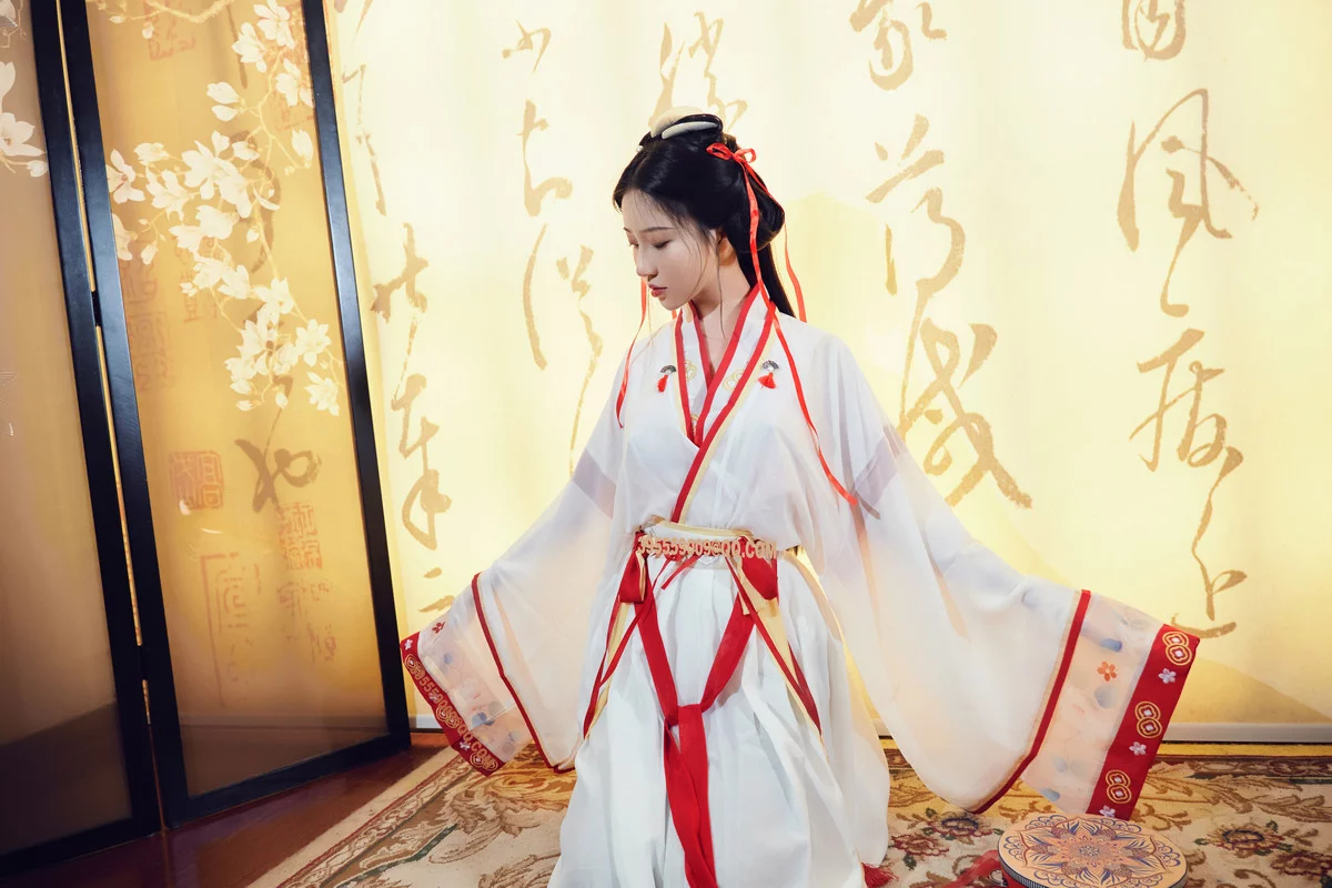 网络美女年年Nnian如梦令主题性感古典汉服长衫半脱露豪乳遮点极致诱惑写真32P