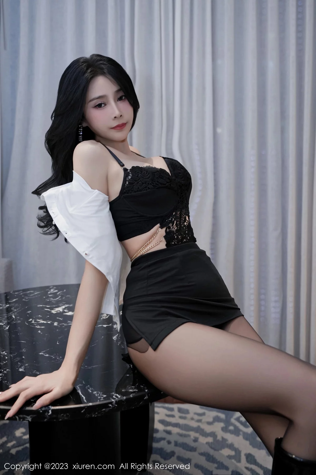 XiuRen第7761期_模特草莓mm性感白色上衣配黑短裙露开档黑丝秀美腿诱惑写真66P