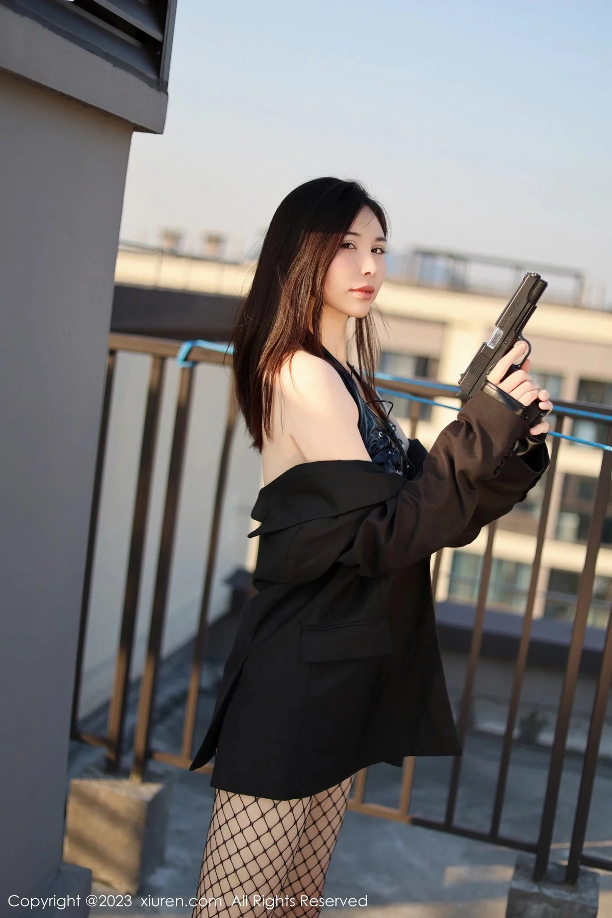 XiuRen第7772期_模特曼柔户外性感黑丝服饰配黑色网格袜秀曼妙身姿撩人诱惑写真80P