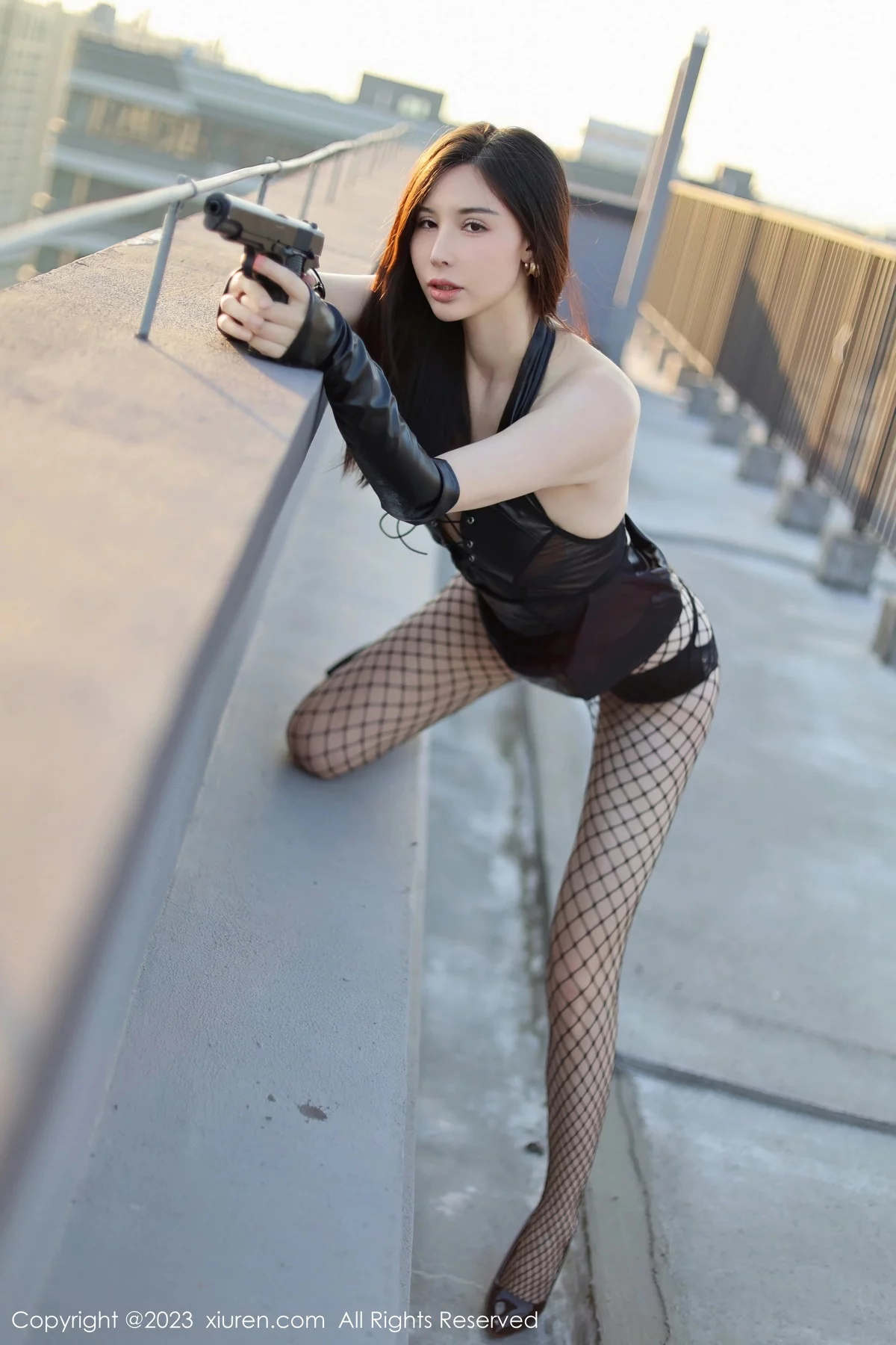 XiuRen第7772期_模特曼柔户外性感黑丝服饰配黑色网格袜秀曼妙身姿撩人诱惑写真80P