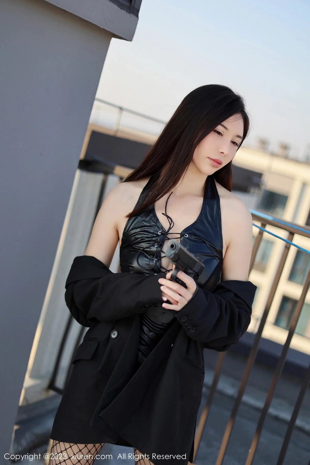 XiuRen第7772期_模特曼柔户外性感黑丝服饰配黑色网格袜秀曼妙身姿撩人诱惑写真80P