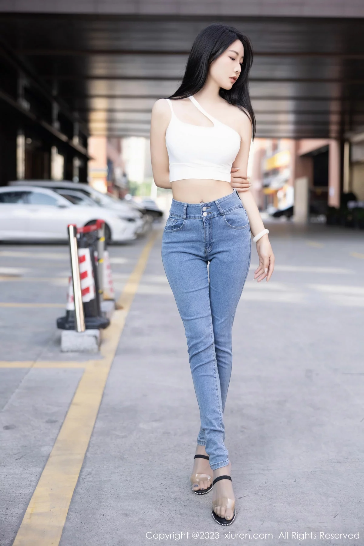 XiuRen第7781期_女神苏苏阿性感白色上衣配简约牛仔裤秀曼妙绝美身姿诱惑写真95P