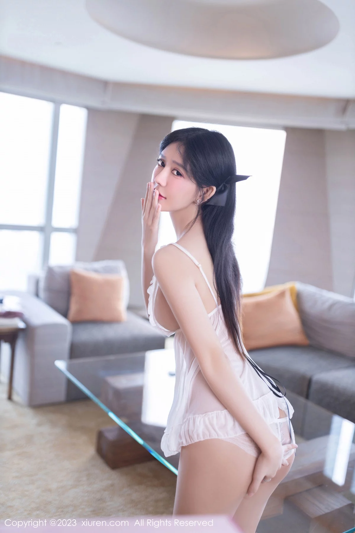 XiuRen第7789期_模特幼幼性感白色轻透睡衣服饰半脱秀翘臀美腿完美诱惑写真83P