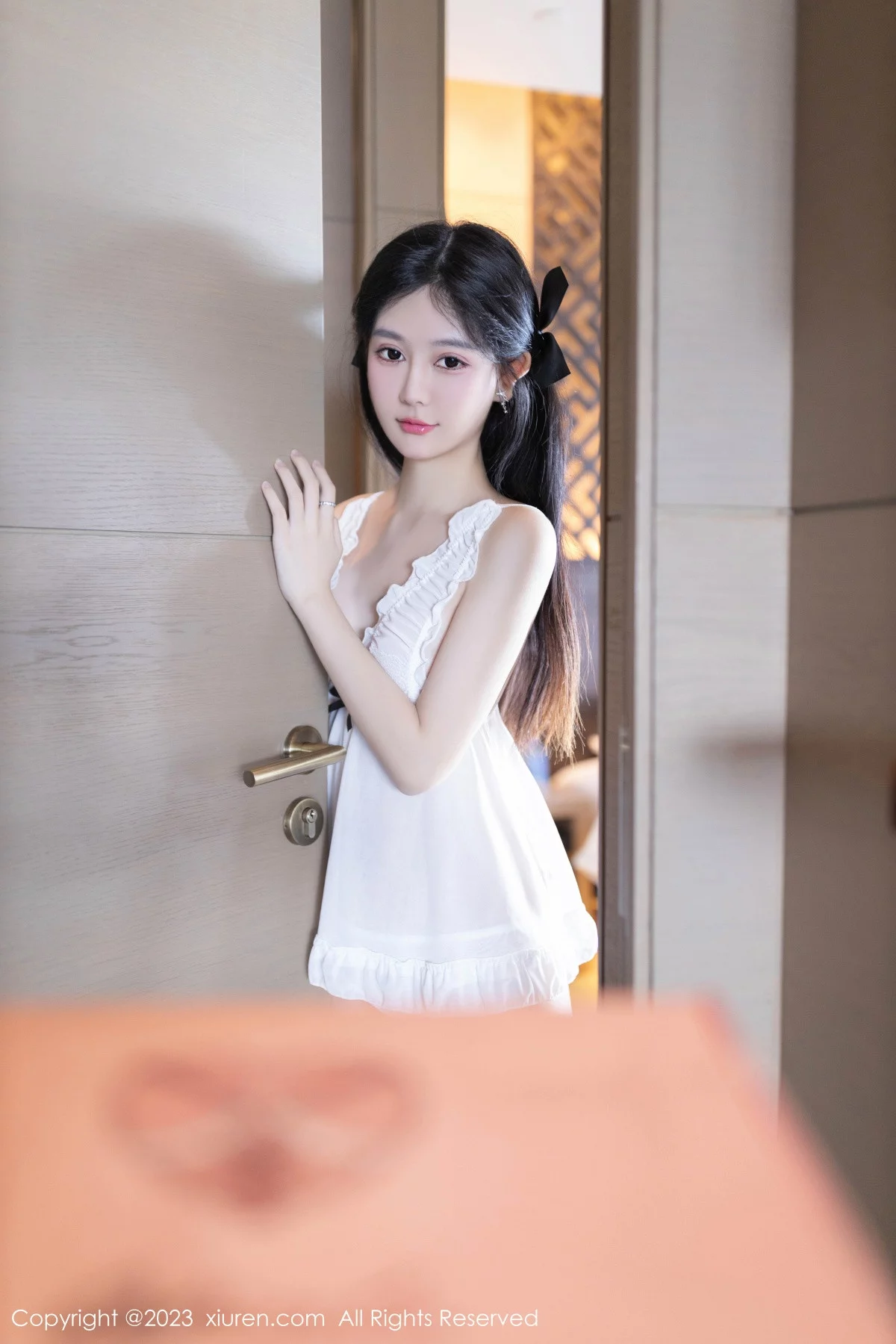 XiuRen第7789期_模特幼幼性感白色轻透睡衣服饰半脱秀翘臀美腿完美诱惑写真83P