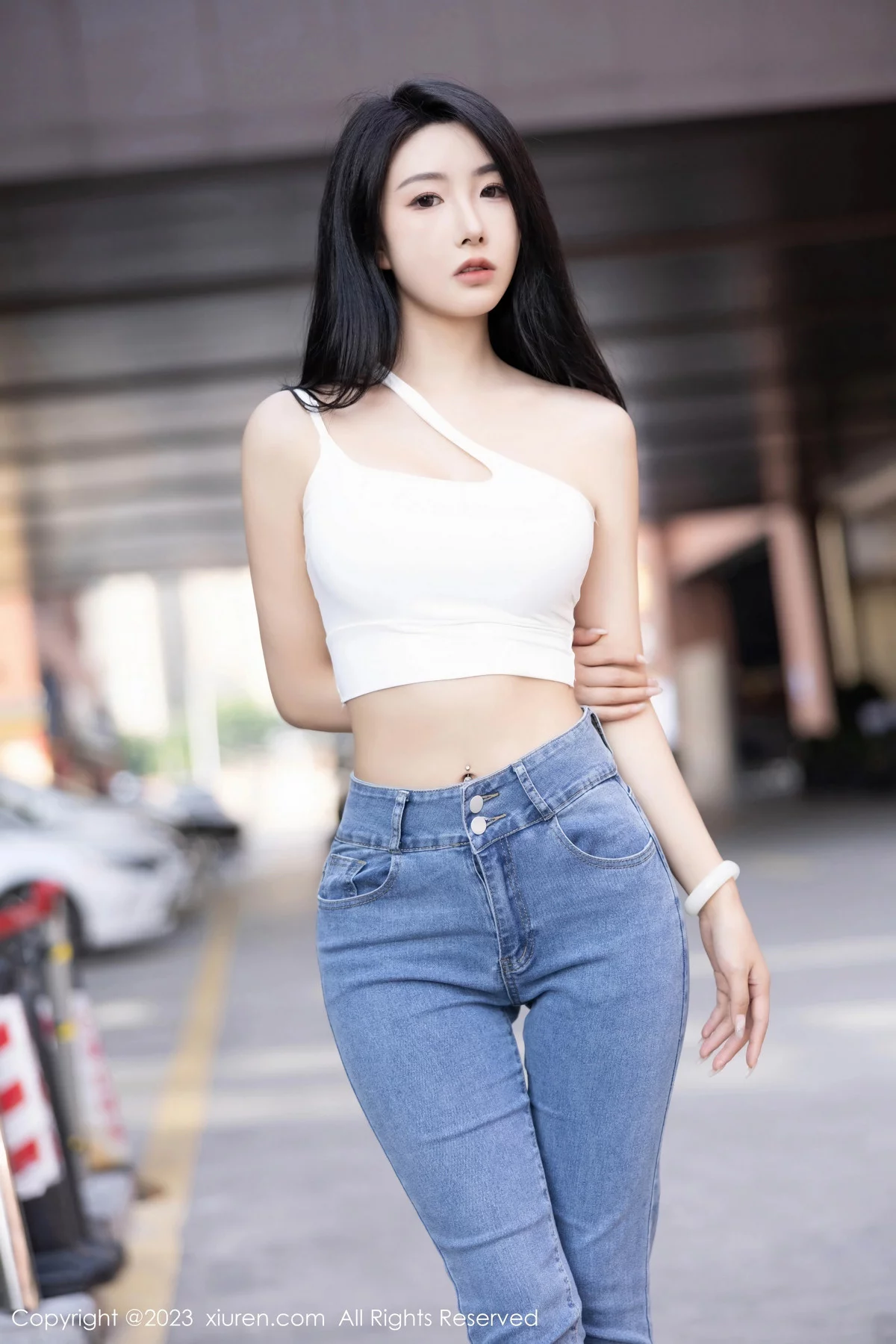 XiuRen第7781期_女神苏苏阿性感白色上衣配简约牛仔裤秀曼妙绝美身姿诱惑写真95P