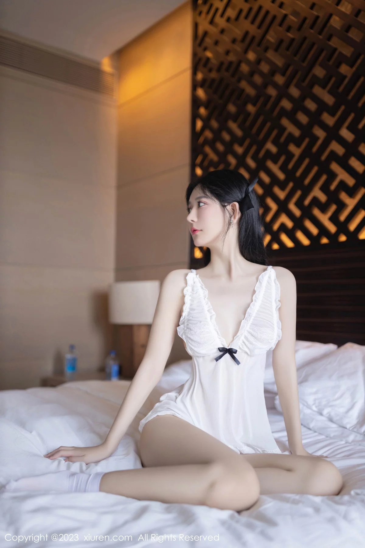 XiuRen第7789期_模特幼幼性感白色轻透睡衣服饰半脱秀翘臀美腿完美诱惑写真83P