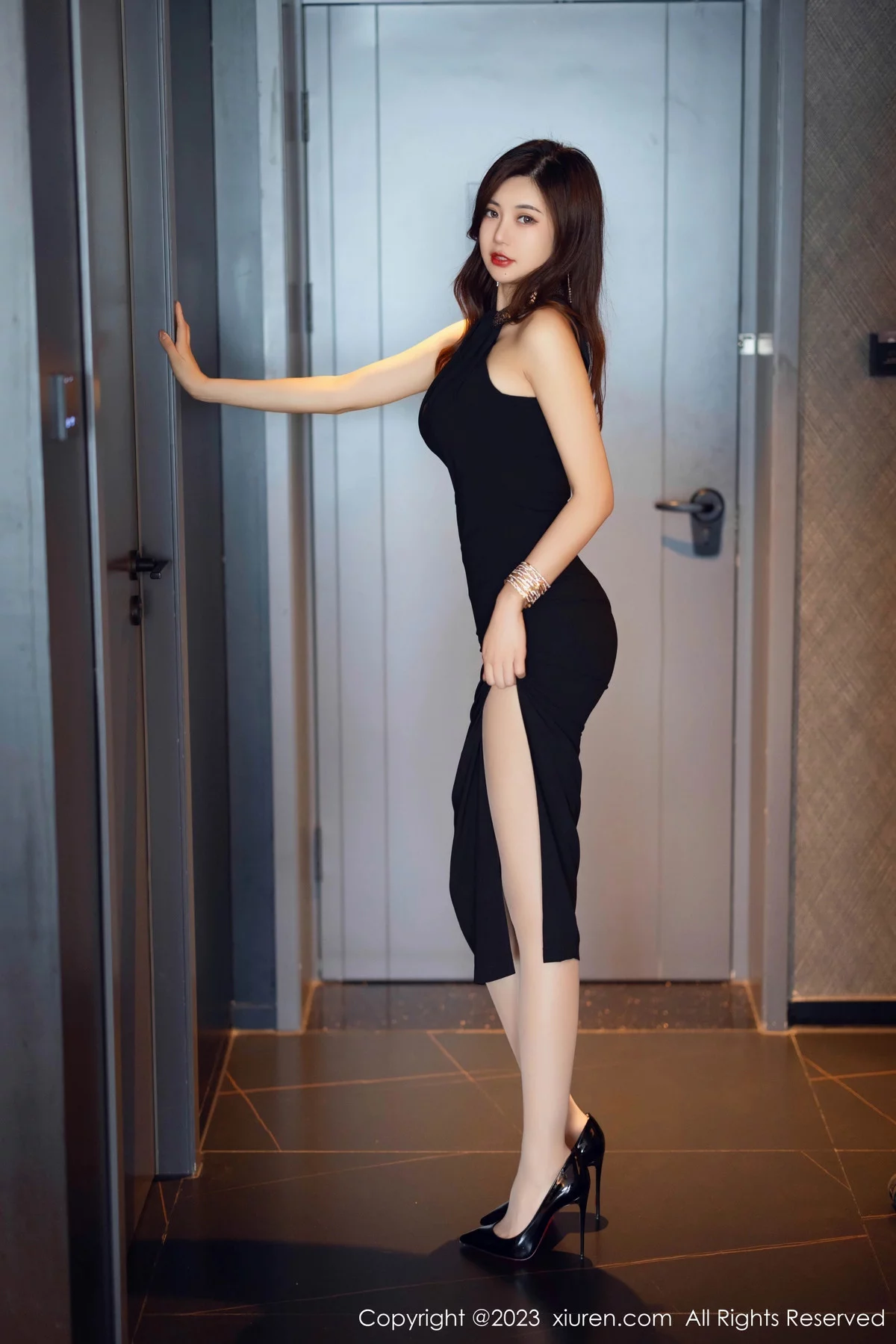 XiuRen第7782期_女神绮里嘉ula性感黑色礼裙配超薄肉丝秀婀娜动人身姿诱惑写真83P