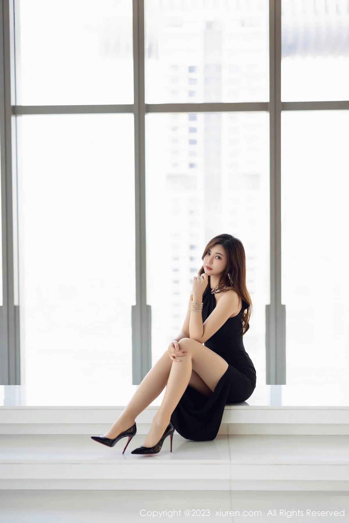 XiuRen第7782期_女神绮里嘉ula性感黑色礼裙配超薄肉丝秀婀娜动人身姿诱惑写真83P