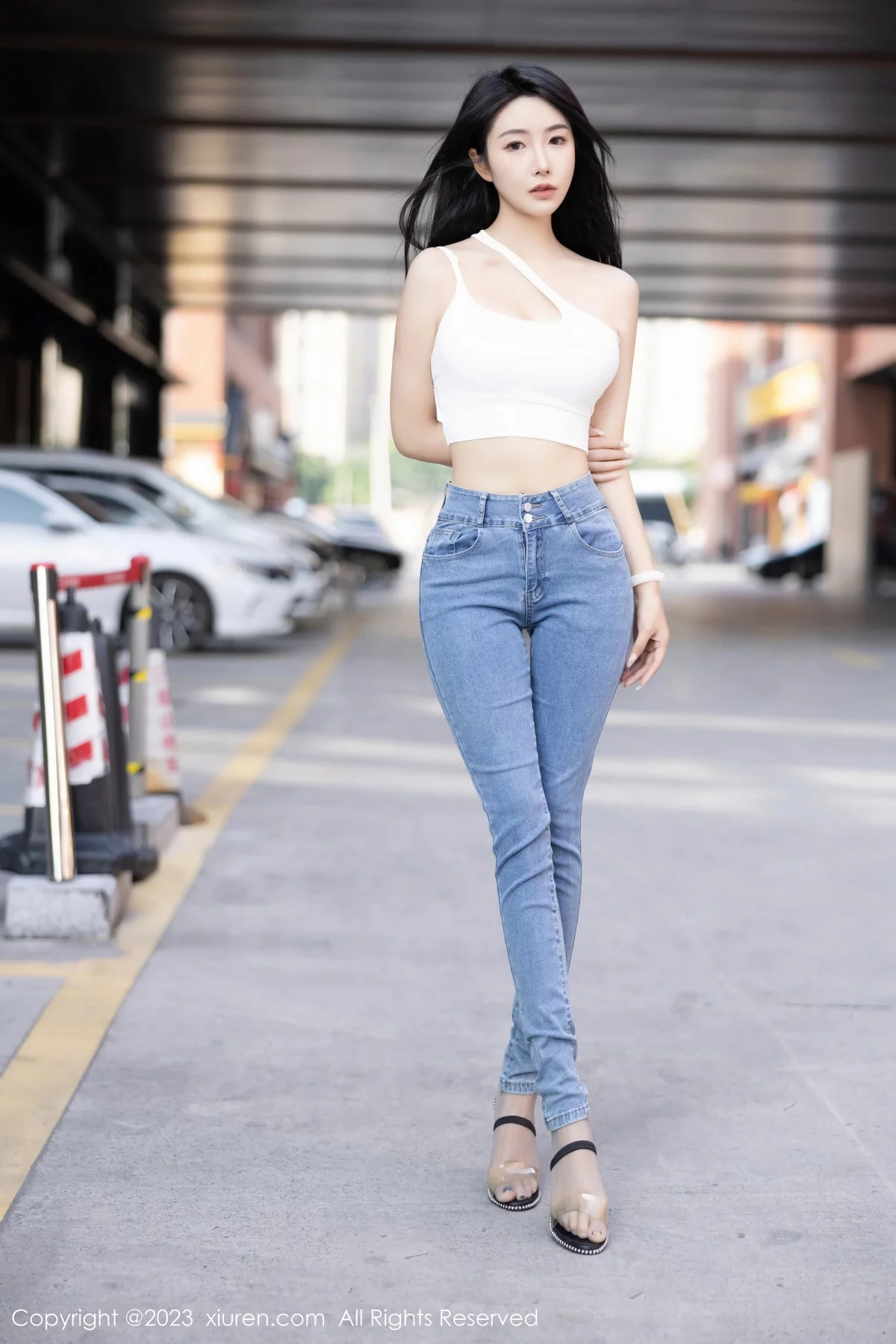 XiuRen第7781期_女神苏苏阿性感白色上衣配简约牛仔裤秀曼妙绝美身姿诱惑写真95P