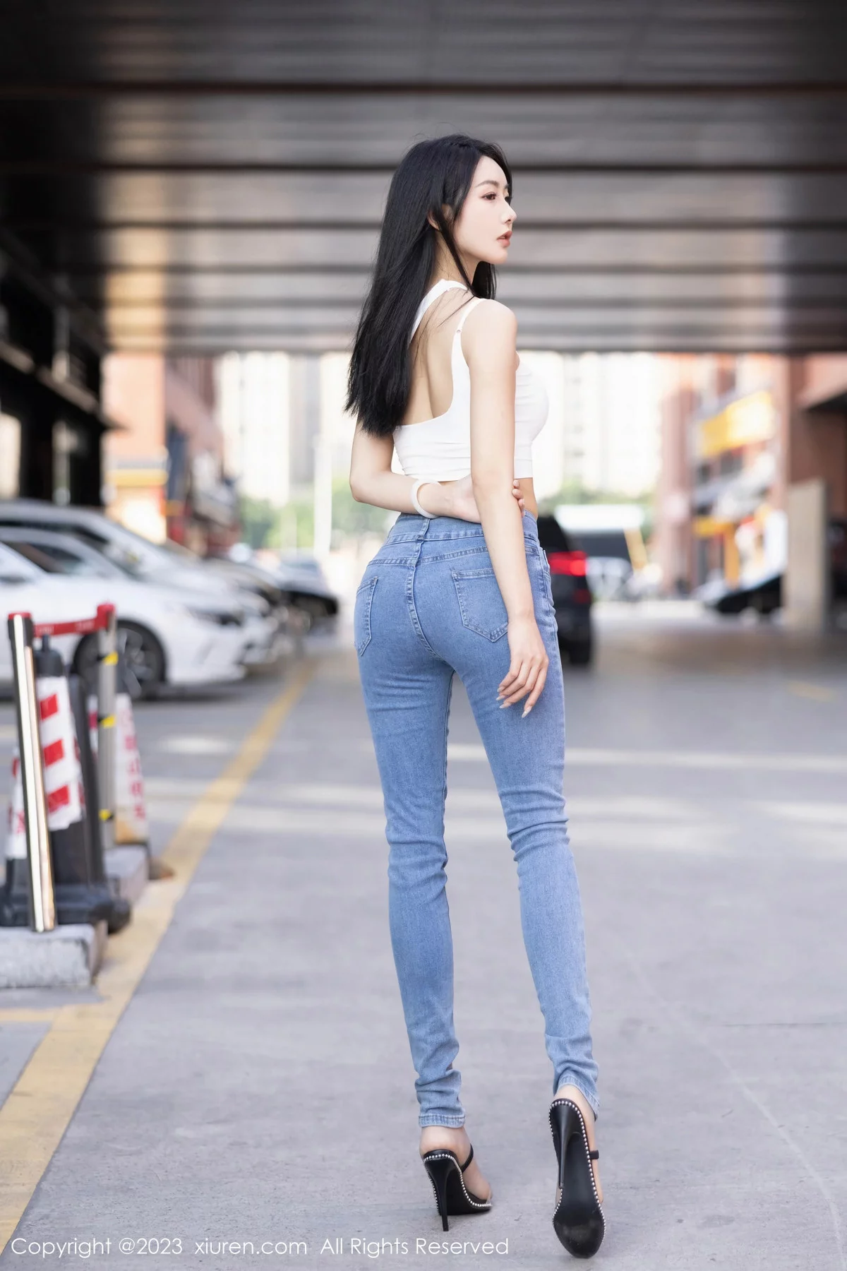 XiuRen第7781期_女神苏苏阿性感白色上衣配简约牛仔裤秀曼妙绝美身姿诱惑写真95P