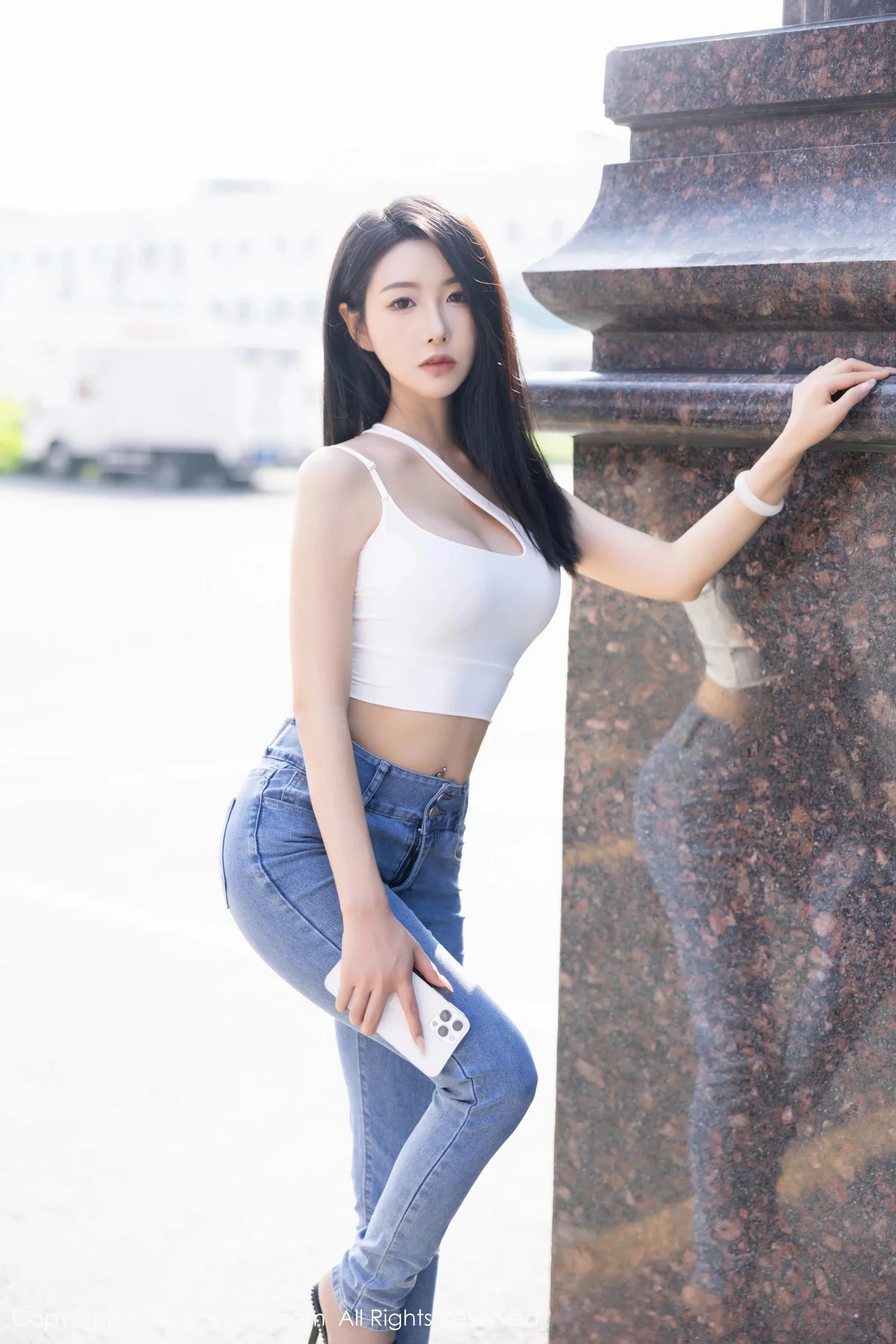 XiuRen第7781期_女神苏苏阿性感白色上衣配简约牛仔裤秀曼妙绝美身姿诱惑写真95P