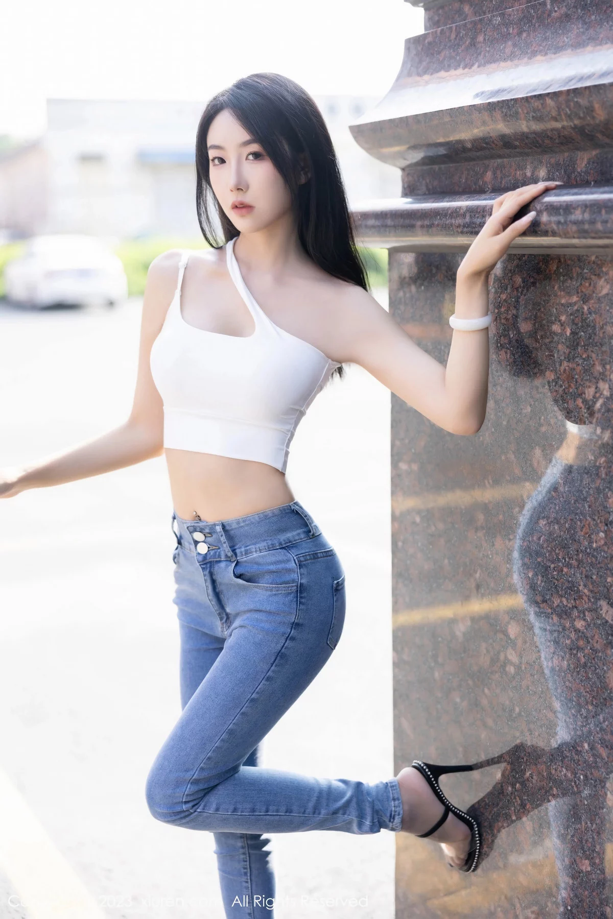 XiuRen第7781期_女神苏苏阿性感白色上衣配简约牛仔裤秀曼妙绝美身姿诱惑写真95P