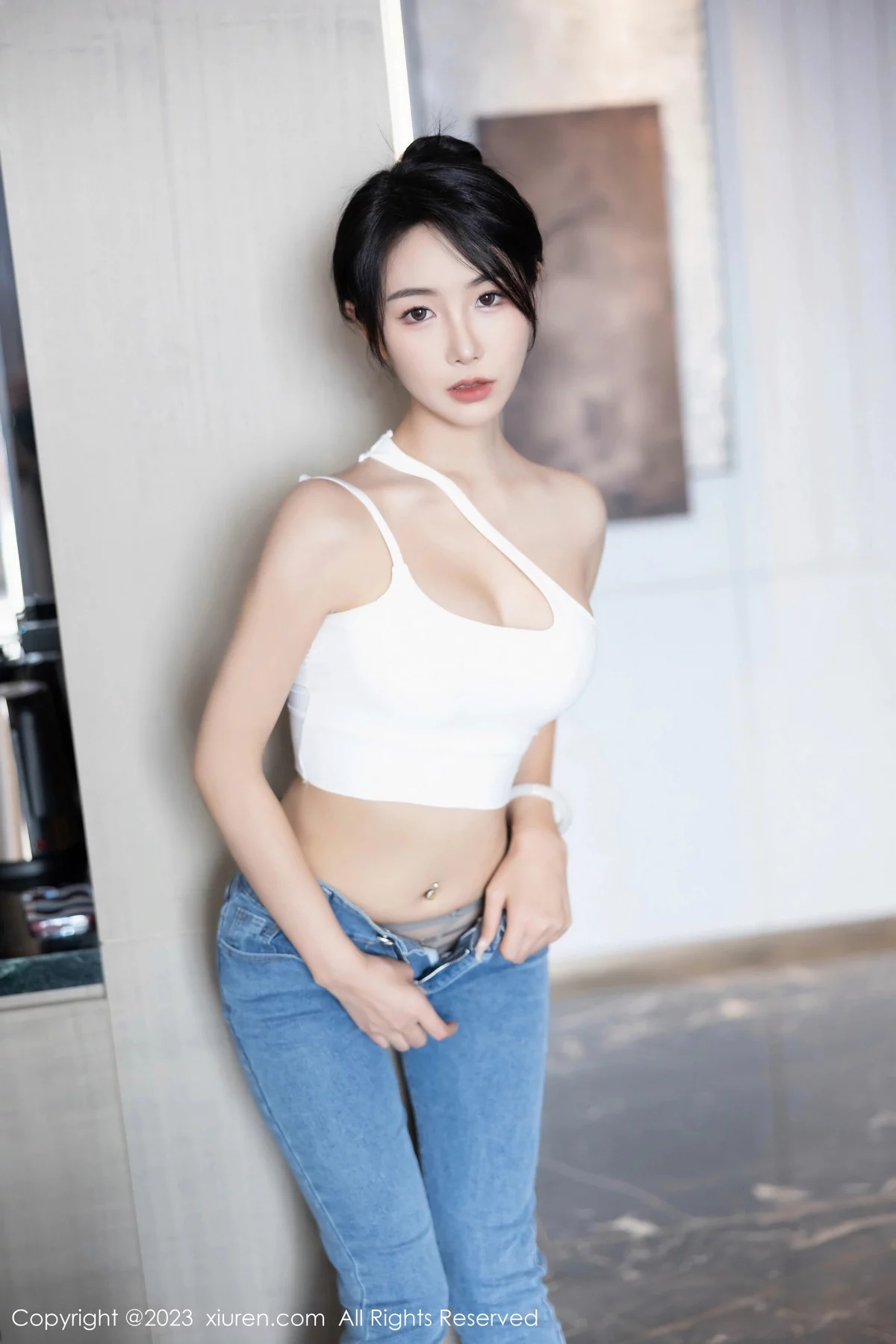 XiuRen第7781期_女神苏苏阿性感白色上衣配简约牛仔裤秀曼妙绝美身姿诱惑写真95P