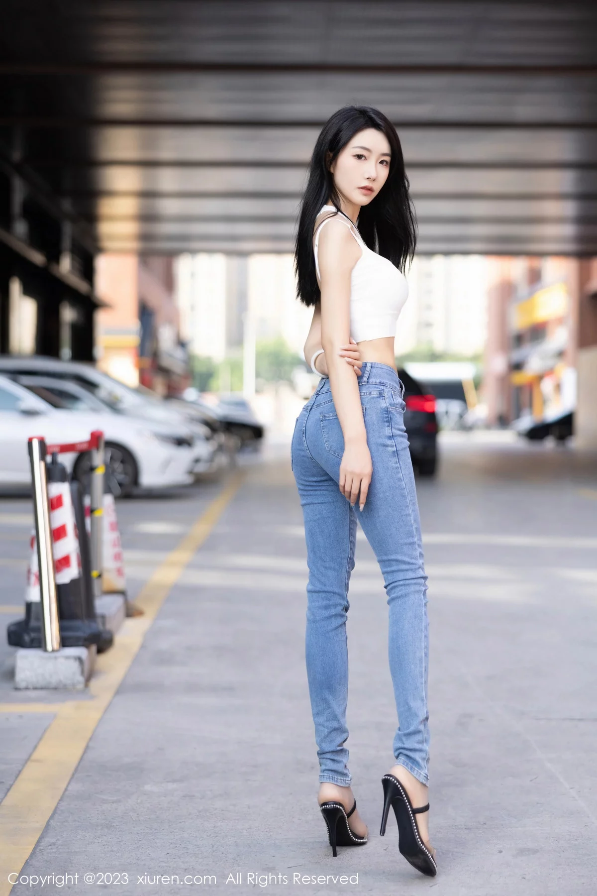 XiuRen第7781期_女神苏苏阿性感白色上衣配简约牛仔裤秀曼妙绝美身姿诱惑写真95P
