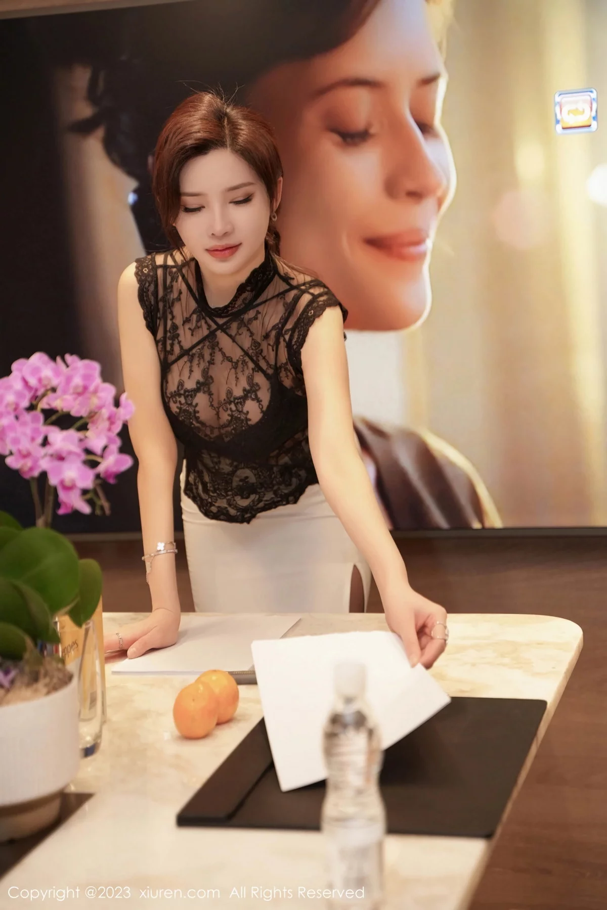 XiuRen第7792期_女神Carol周妍希性感黑色蕾丝上衣配白短裙露黑色内衣诱惑写真81P