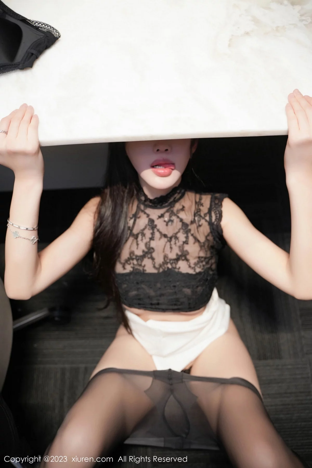 XiuRen第7792期_女神Carol周妍希性感黑色蕾丝上衣配白短裙露黑色内衣诱惑写真81P