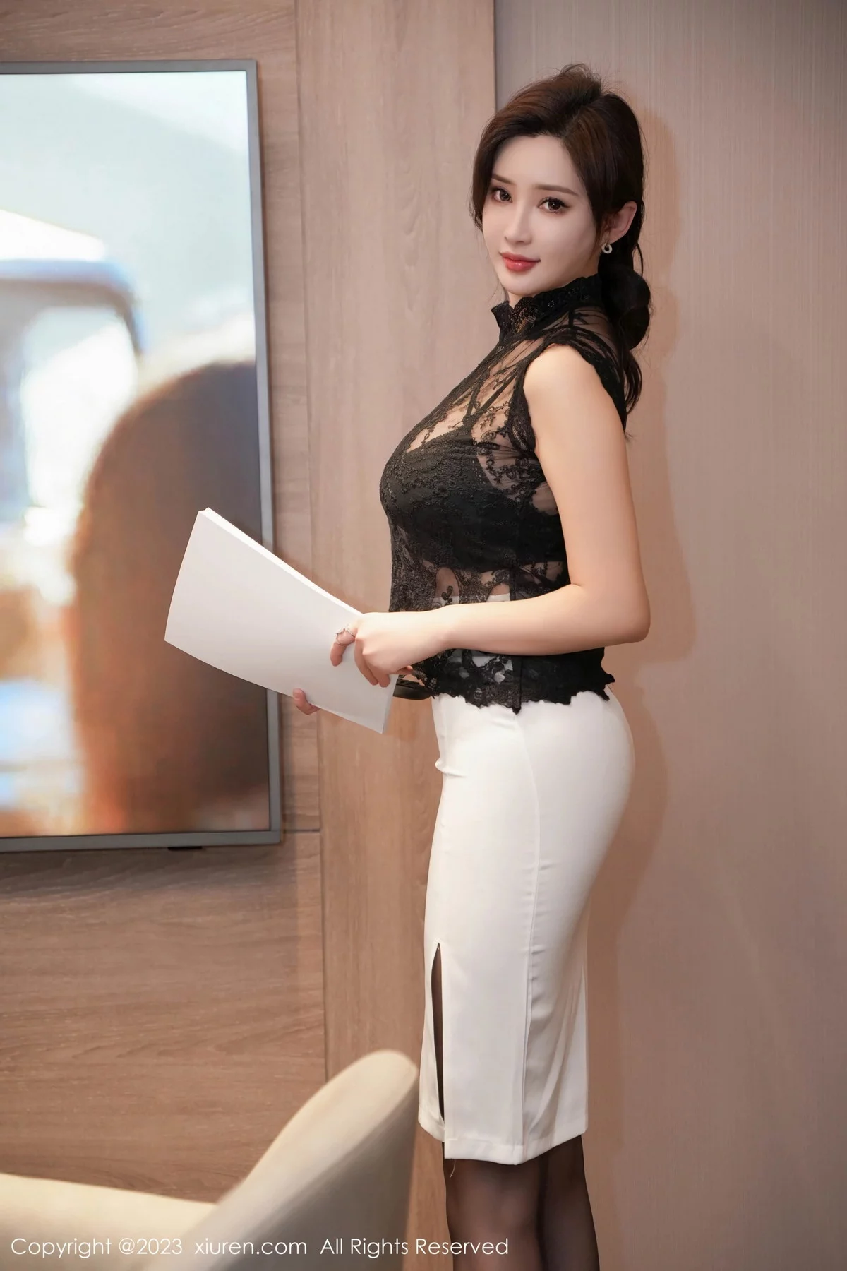 XiuRen第7792期_女神Carol周妍希性感黑色蕾丝上衣配白短裙露黑色内衣诱惑写真81P