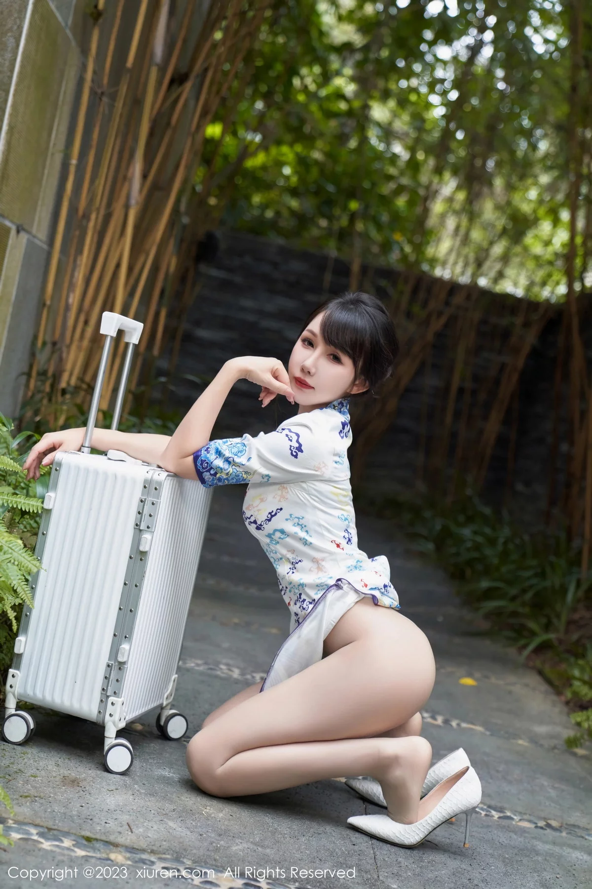 XiuRen第7804期_模特波巧酱空乘女友主题脱性感旗袍露白色情趣内衣惹火诱惑写真71P