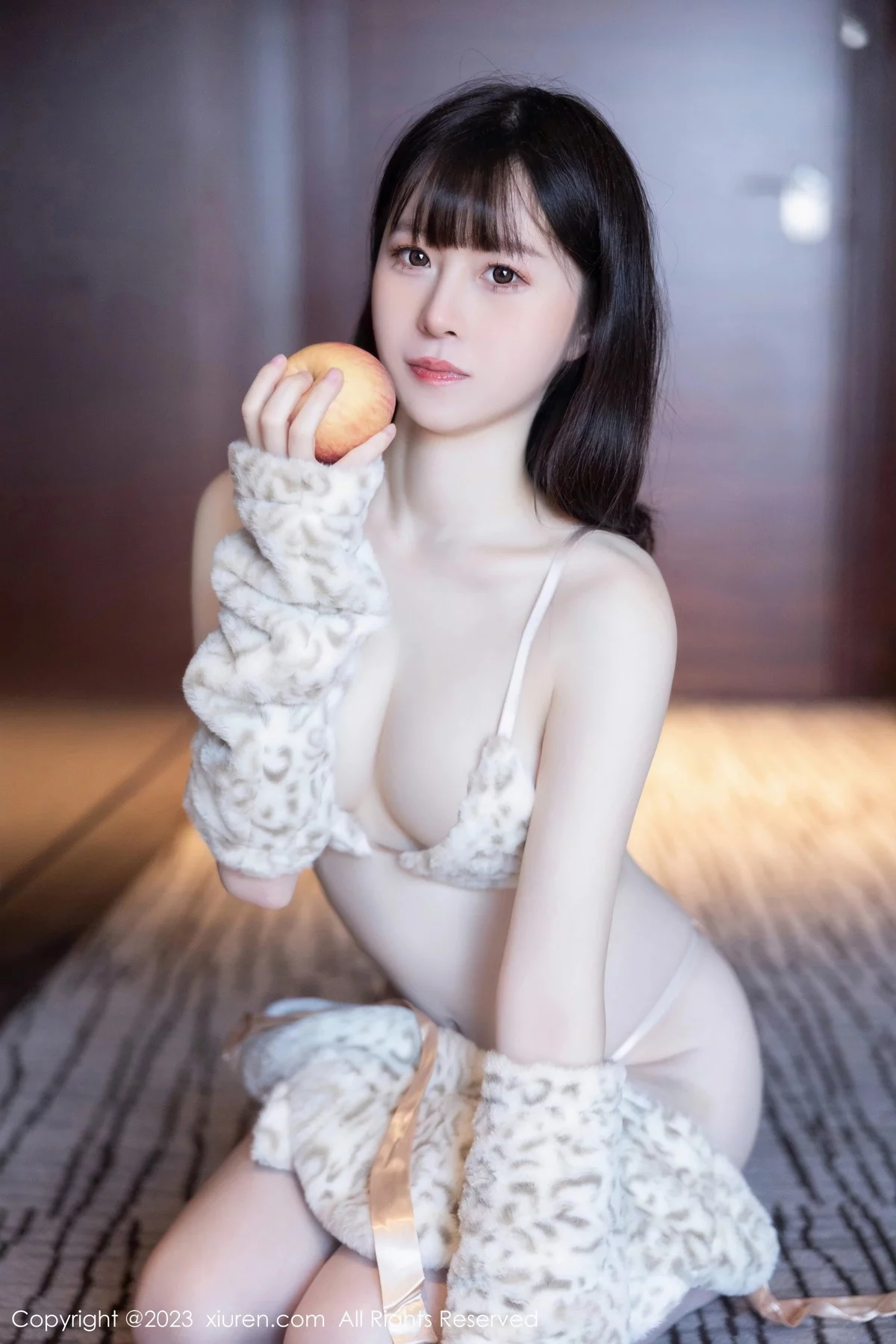 XiuRen第7803期_模特林悠悠私房性感浅色毛绒卡哇伊服饰秀白嫩肌肤完美诱惑写真85P