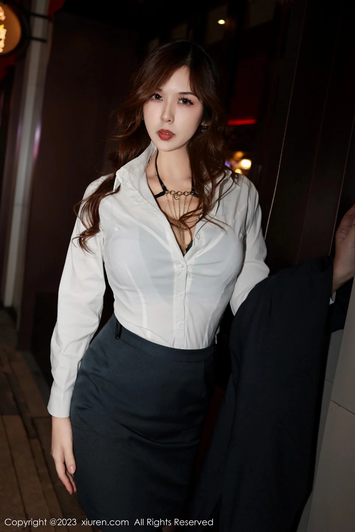XiuRen第7801期_模特月野兔美妞性感深色职业装露黑色内衣秀曼妙身姿诱惑写真82P