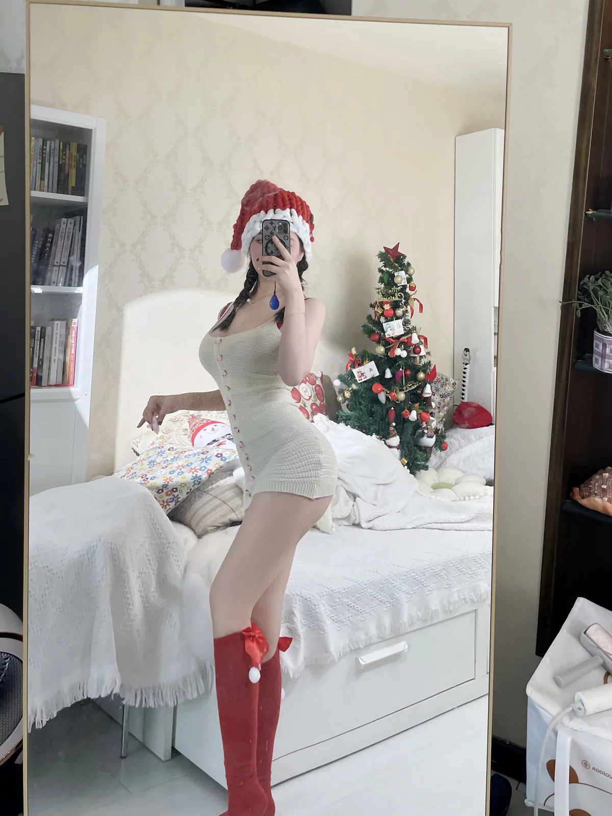 网络美女年年Nnian圣诞2023主题性感圣诞女郎装红色蕾丝内衣秀丰满身材诱惑写真34P