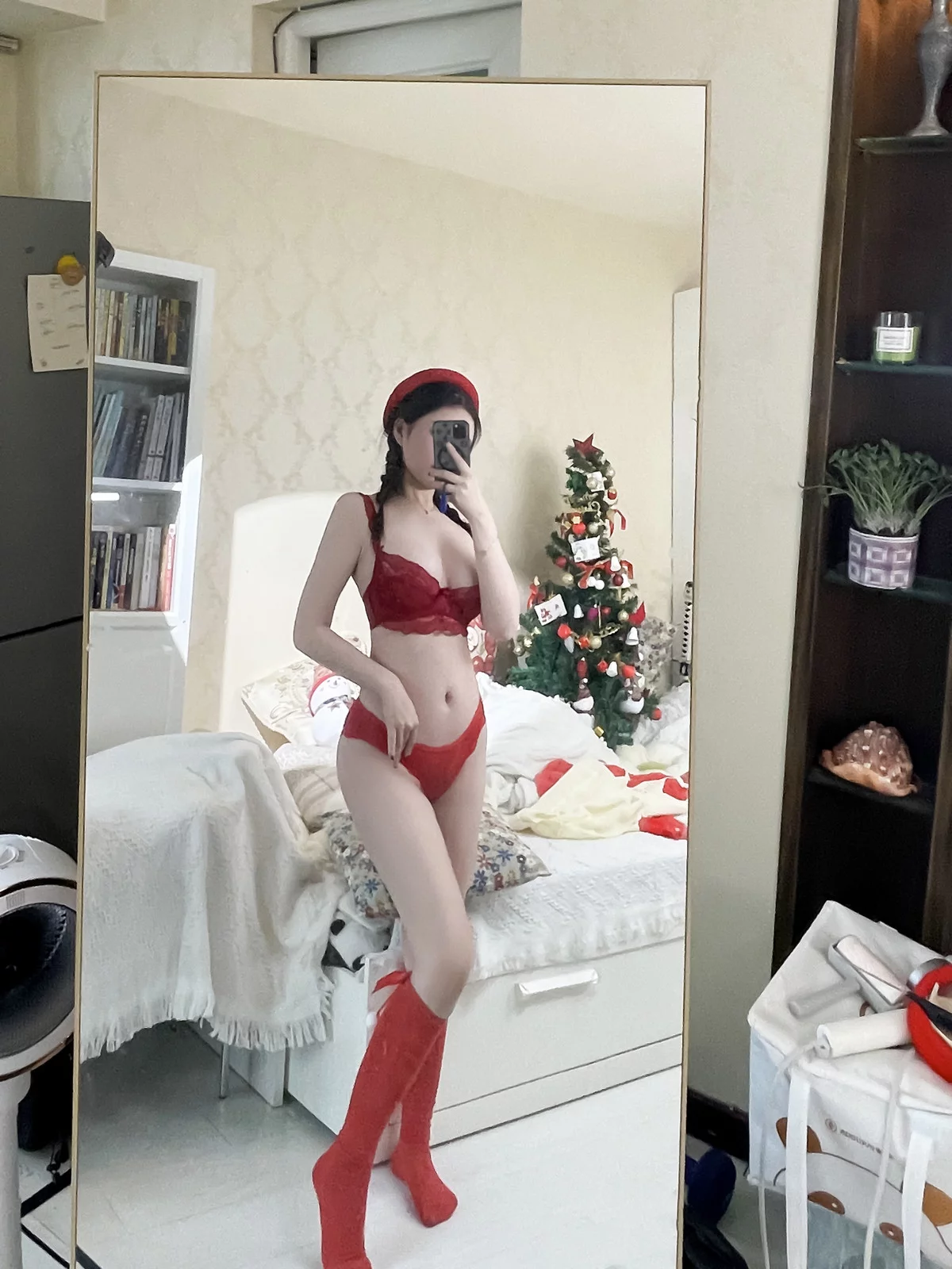 网络美女年年Nnian圣诞2023主题性感圣诞女郎装红色蕾丝内衣秀丰满身材诱惑写真34P