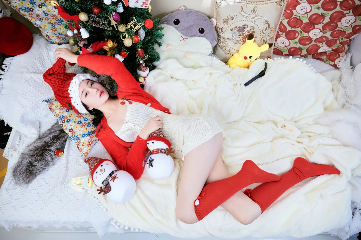 网络美女年年Nnian圣诞2023主题性感圣诞女郎装红色蕾丝内衣秀丰满身材诱惑写真34P