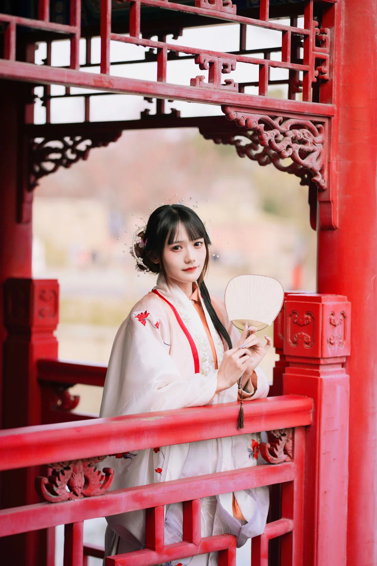 Coser美女兔子Zzz不吃胡萝卜红叶新赋主题古典风汉服装秀曼妙身姿靓丽迷人写真36P
