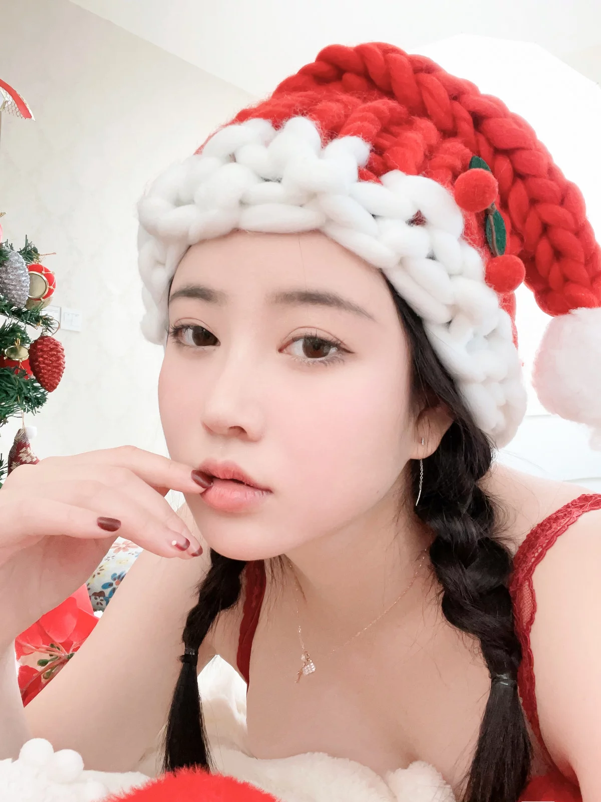 网络美女年年Nnian圣诞2023主题性感圣诞女郎装红色蕾丝内衣秀丰满身材诱惑写真34P