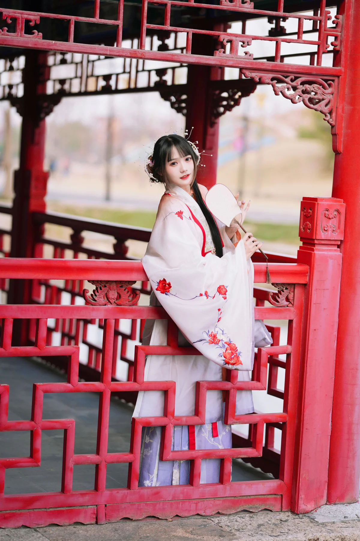 Coser美女兔子Zzz不吃胡萝卜红叶新赋主题古典风汉服装秀曼妙身姿靓丽迷人写真36P